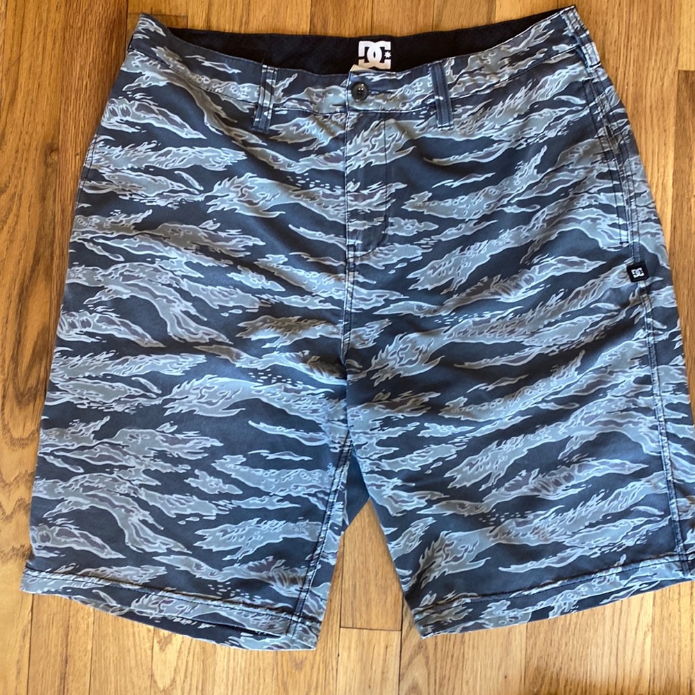 DC mens lightweight shorts size 34